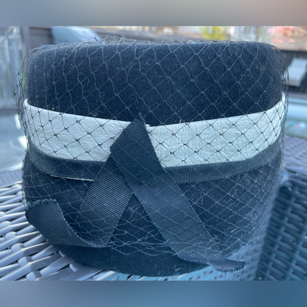 1940s Vintage Neumann Endler Black Felt Hat with Veil
